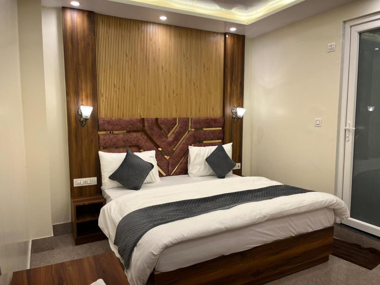 Hotel Grand Safari Kotdwāra Esterno foto